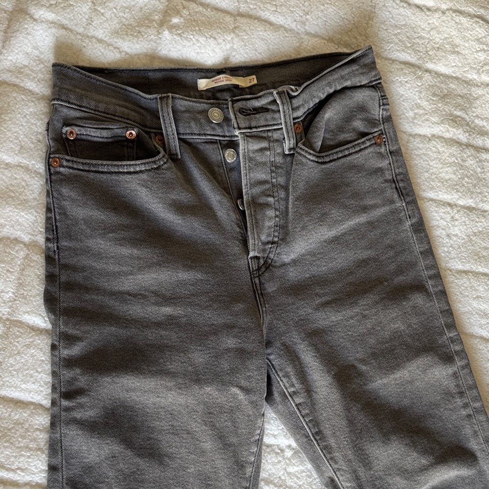 Levi's wedgie straight Women's Jeans in Charcoal